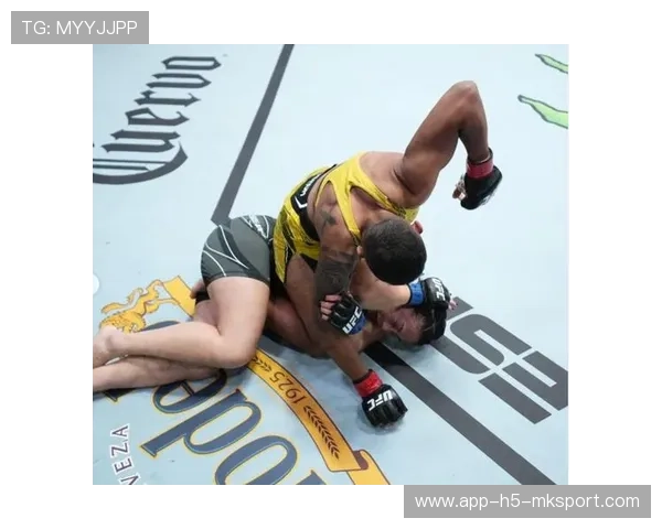 UFC血战震撼：断头台制服对手，求饶瞬间点燃赛场热血！