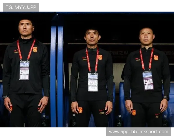 中国足球俱乐部完善教练员专业发展体系，中国足球基层教练