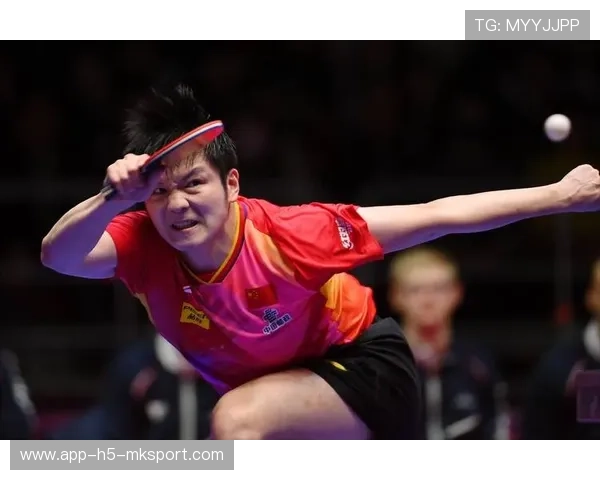 红衣加身太帅了！樊振东德国杯造型圈粉无数，樊振东与德国比赛