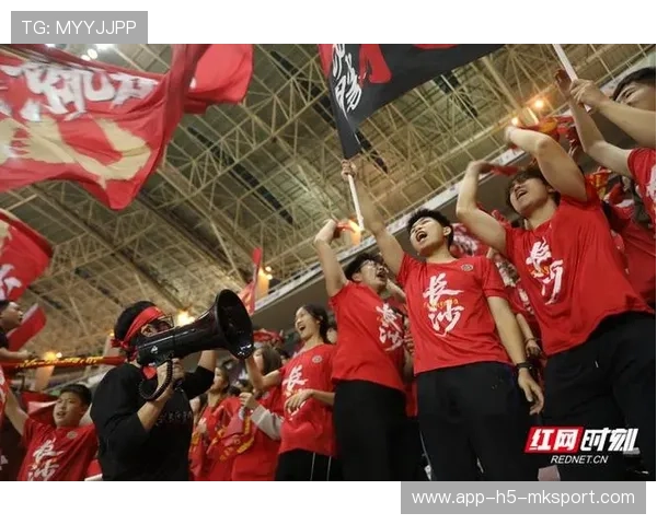 球迷疯狂支持,现场气氛点燃激情!,球迷欢呼视频 球迷疯狂支持,现场气氛点燃激情!,球迷欢呼视频