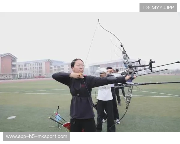 职业射箭手的稳健：他是如何通过风向修正完成靶心射击的